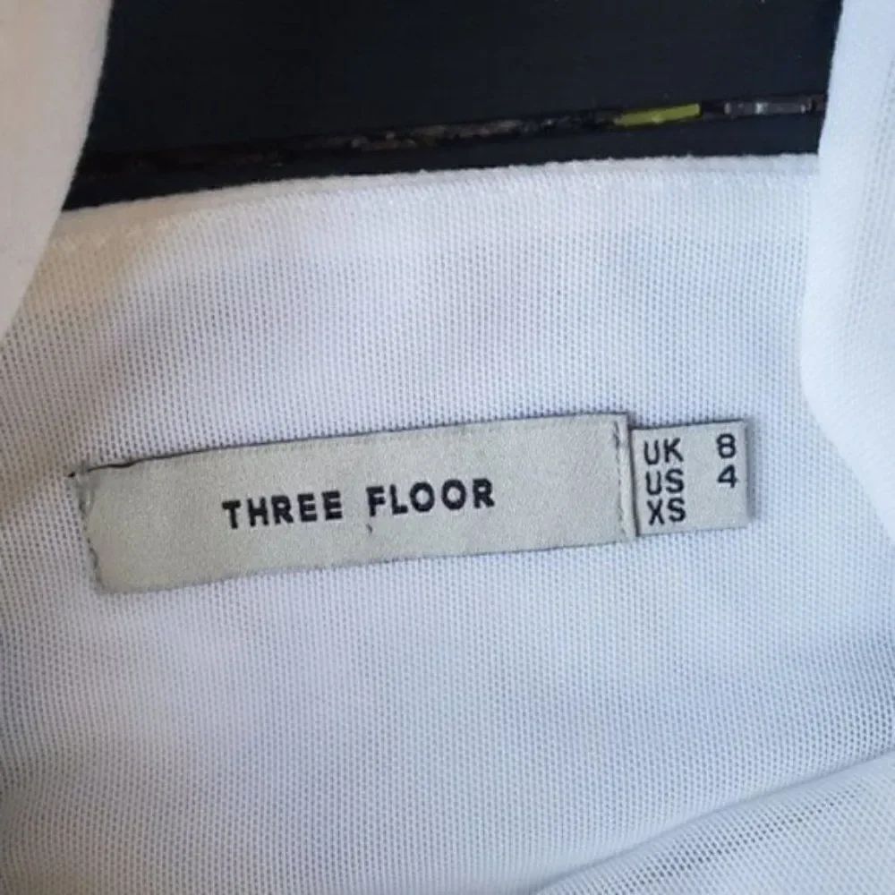 Three Floor White Dress - Picture 3 of 9
